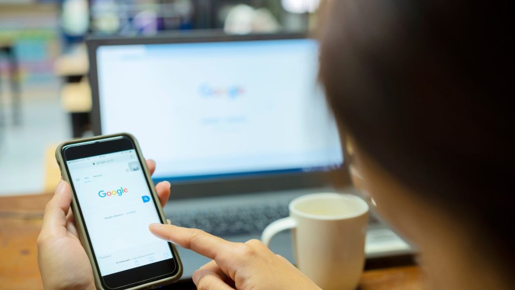 persona usando Google en el celular