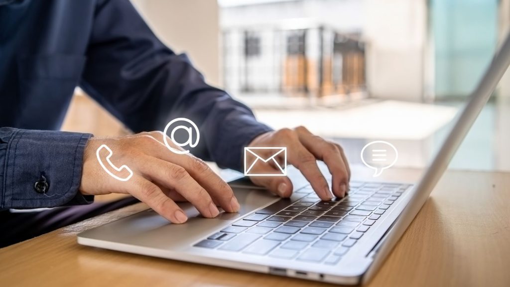 Persona respondiendo reseñas de Google