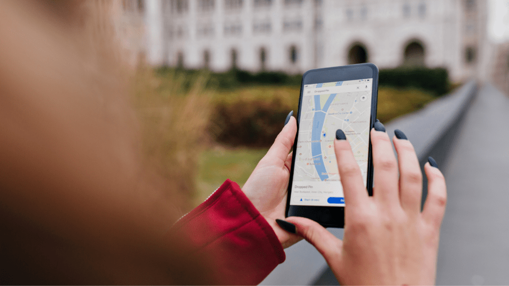 Persona buscando referencias de un local en Google Maps, en su móvil.