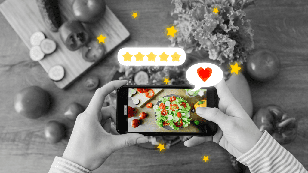 Persona subiendo una reseña positiva de un restaurante con su móvil.