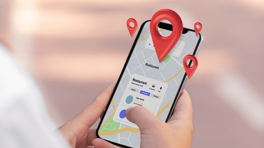 Persona buscando referencias de un negocio en Google Maps