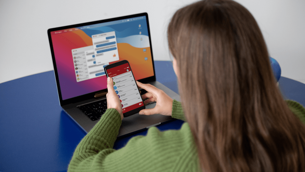 Persona leyendo reseñas a través de su móvil