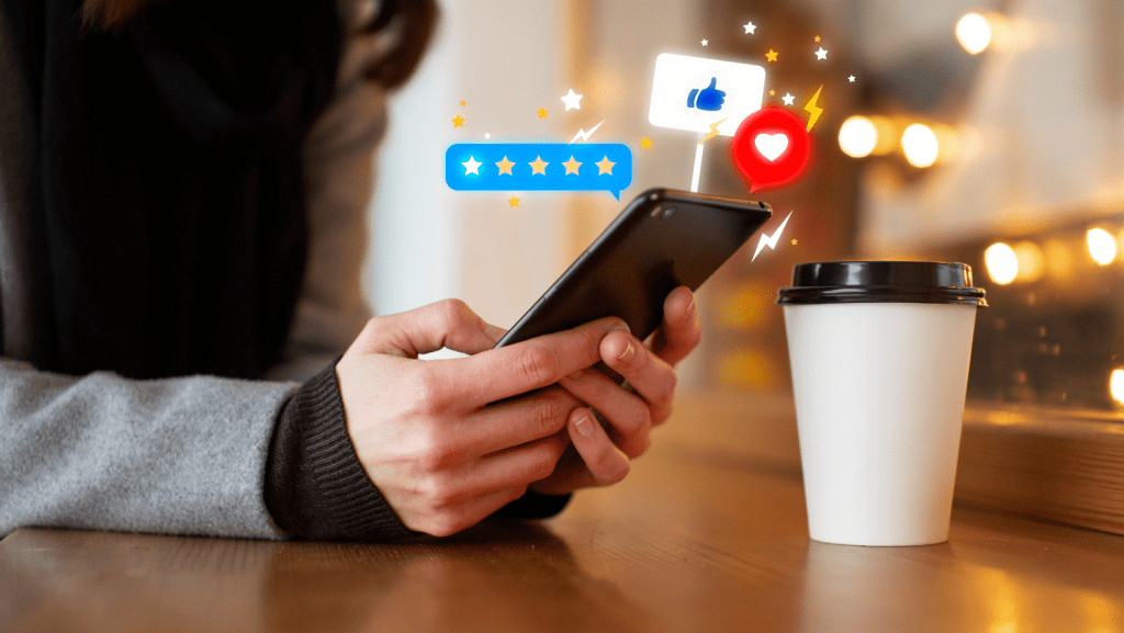 Persona dejando una reseña en Google con el móvil.