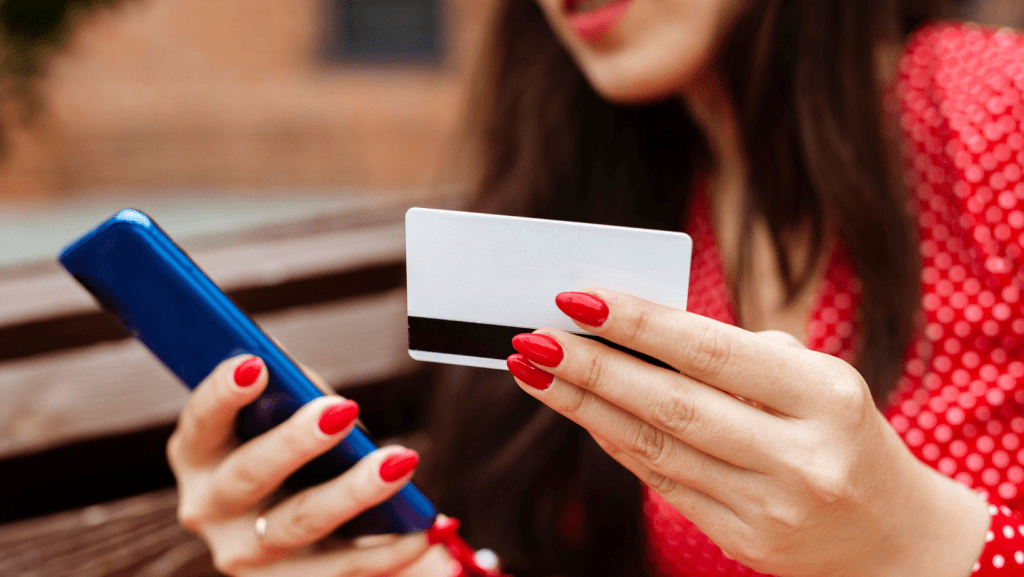 Persona usando la tarjeta NFC con su móvil.