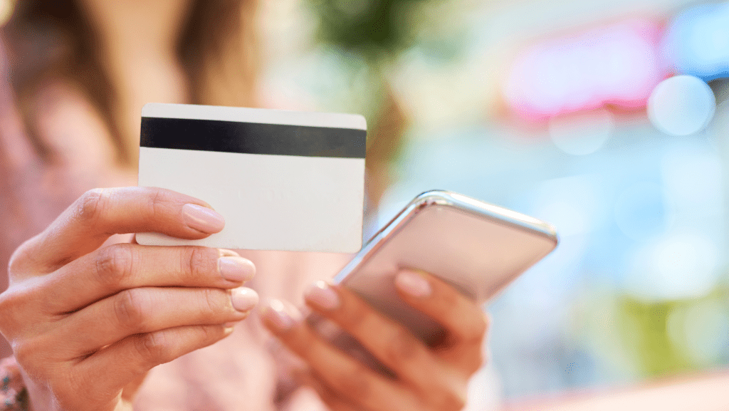 Persona usando la tarjeta NFC con su móvil.