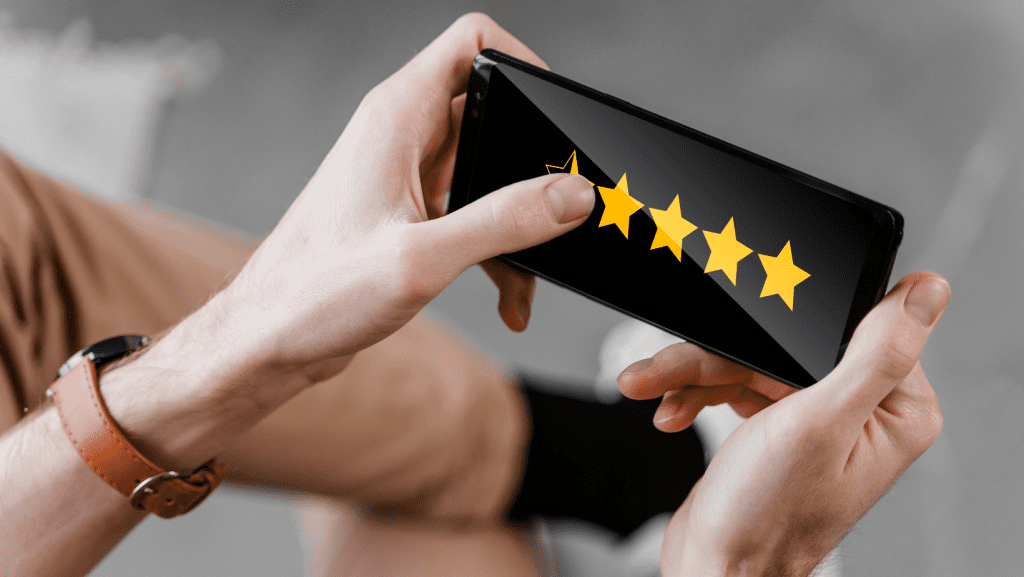 Persona colocando una reseña desde su móvil