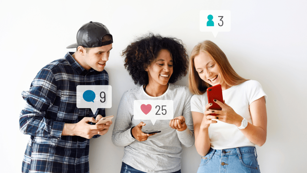 Grupo de 2 mujeres y un hombre revisando los comentarios de las redes sociales en sus móviles