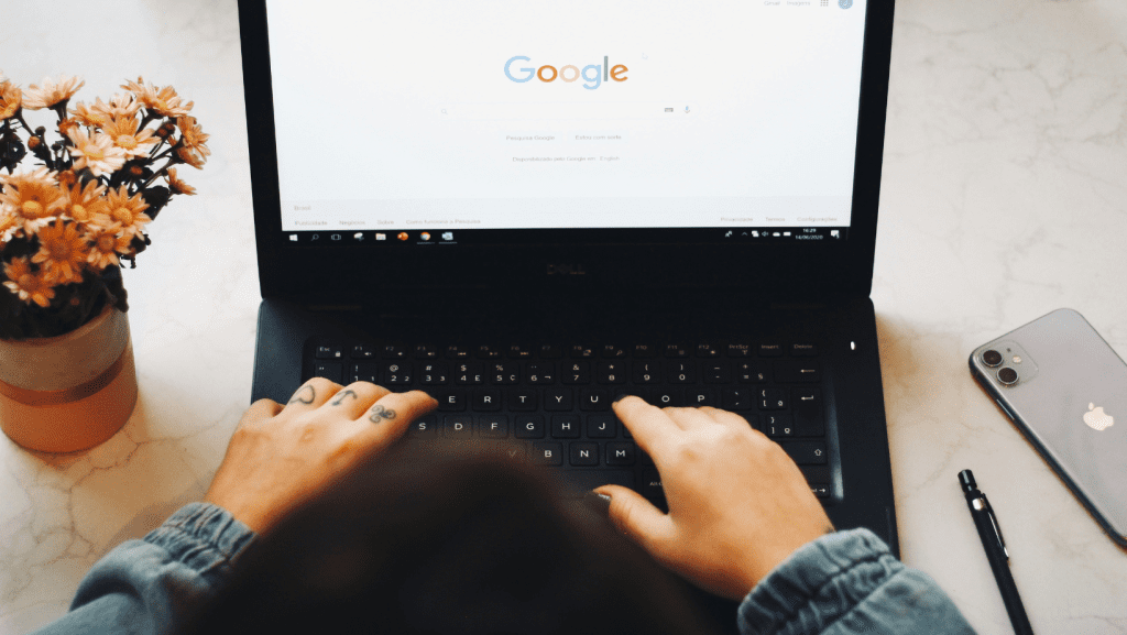 Persona utilizando Google en su ordenador