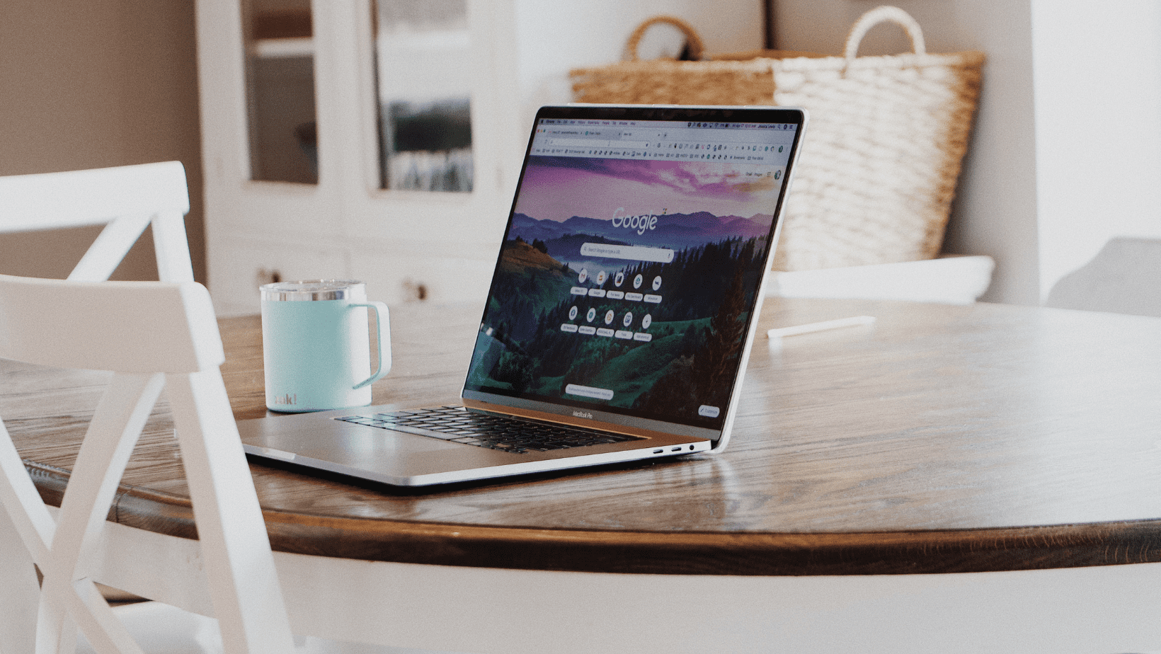 Persona utilizando Google en su ordenador