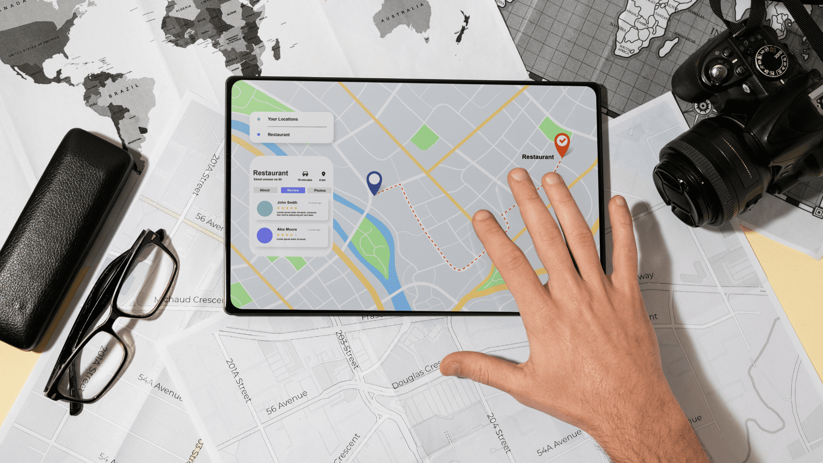 Persona buscando un restaurante en Google Maps en su Tablet