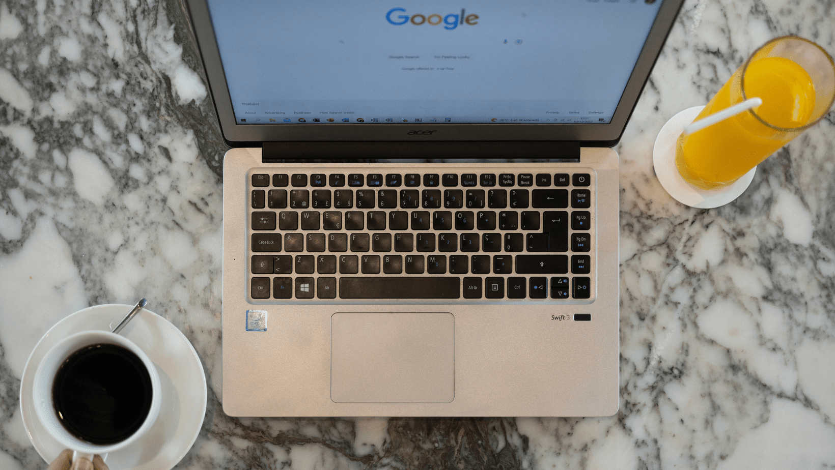 Persona utilizando Google en su ordenador