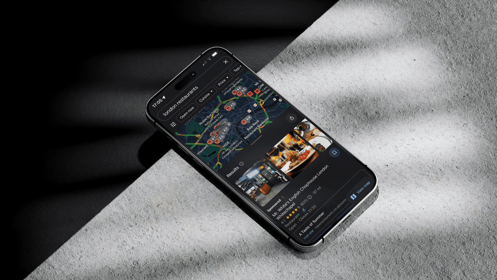 Persona utilizando Google Maps en su móvil