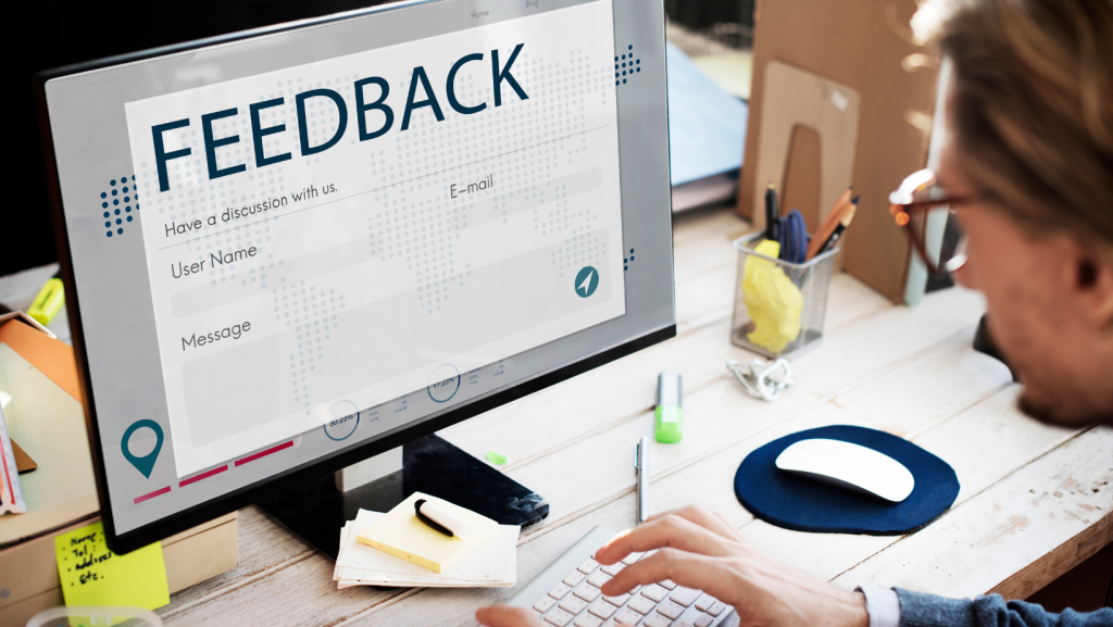 Persona leyendo las reseñas que dejaron los clientes en Google Maps