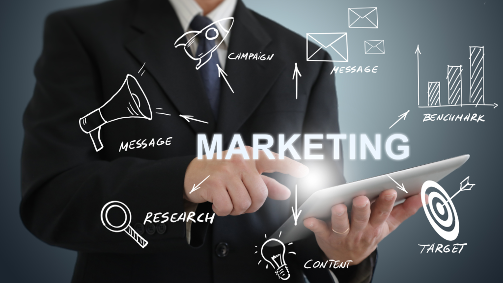 Persona trabajando en marketing para la empresa