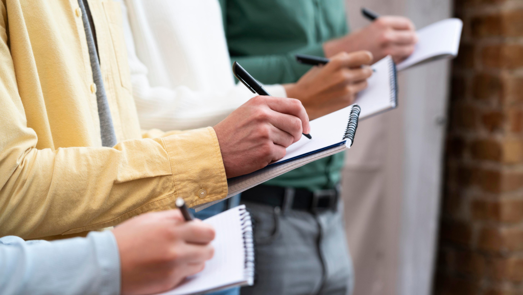 Empleados de un negocio tomando nota de las tareas que le toca a cada uno para aplicar el protocolo