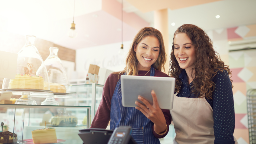 Empleadas de una pastelería están leyendo las reseñas que dejaron los clientes