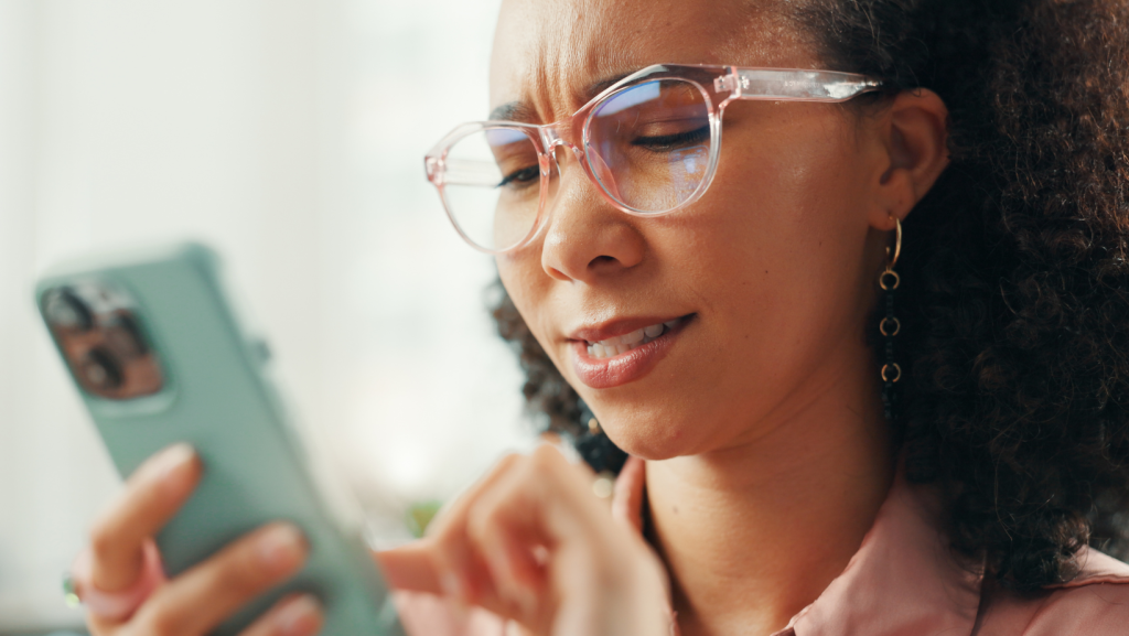 Mujer leyendo una reseña de un negocio en el móvil