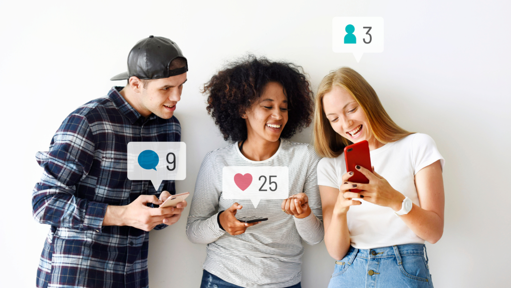 Amigos leyendo las reseñas de un negocio con sus móviles