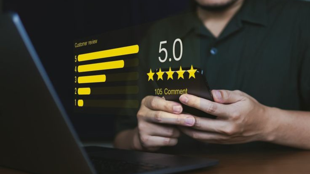 Hombre colocando cinco estrellas de reseña en un negocio