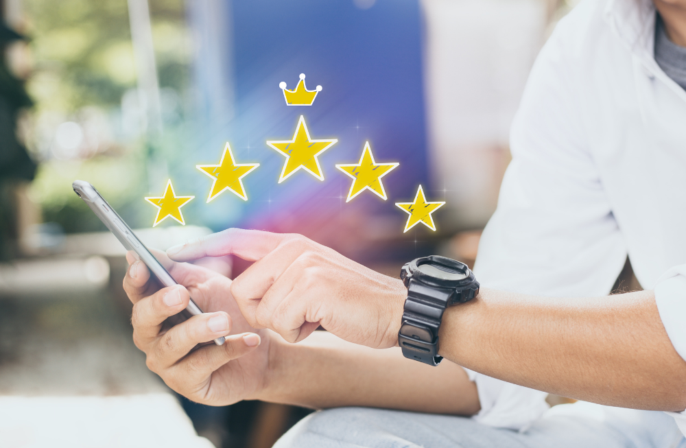 Cliente dejando una reseña positiva en Google desde su móvil, destacando la importancia de las opiniones online para negocios.