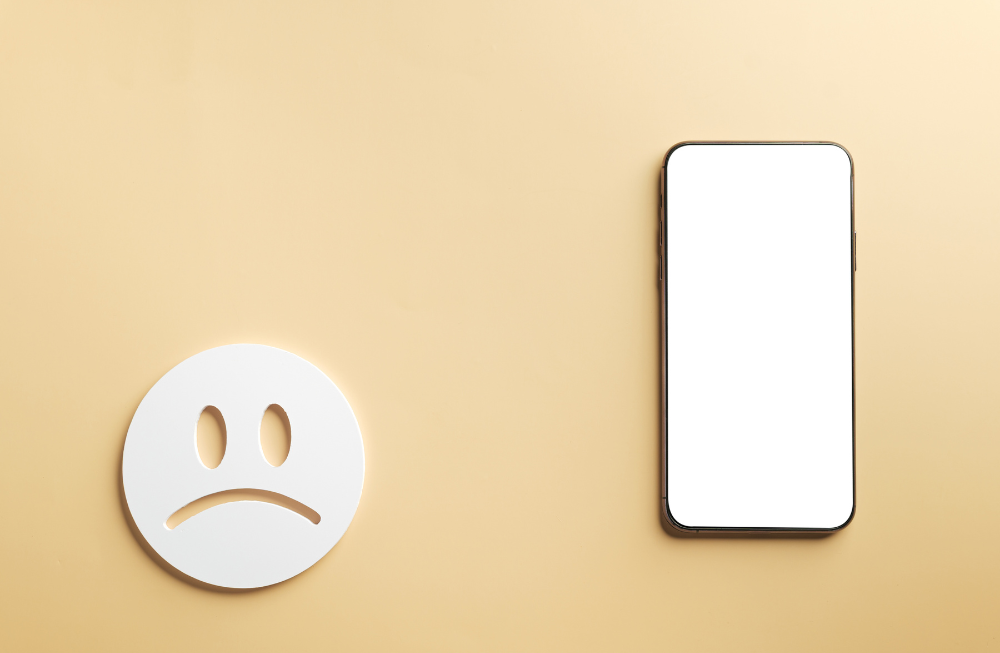 Usuario mirando en Google una reseña negativa con baja valoración sobre un negocio, en el contexto de la reputación online.