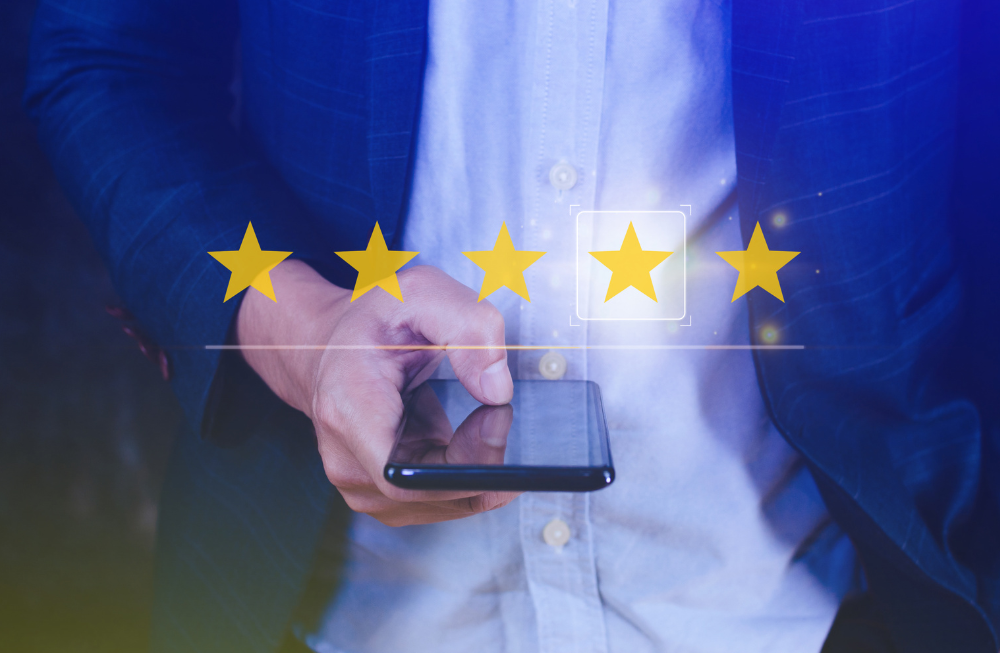 Negocio respondiendo reseñas positivas en Google desde ordenador, mejorando su reputación online y relación con clientes