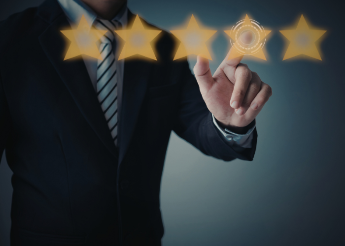 Profesional seleccionando valoración de 5 estrellas en sistema digital, representando la gestión automatizada de reseñas de Google con wiReply