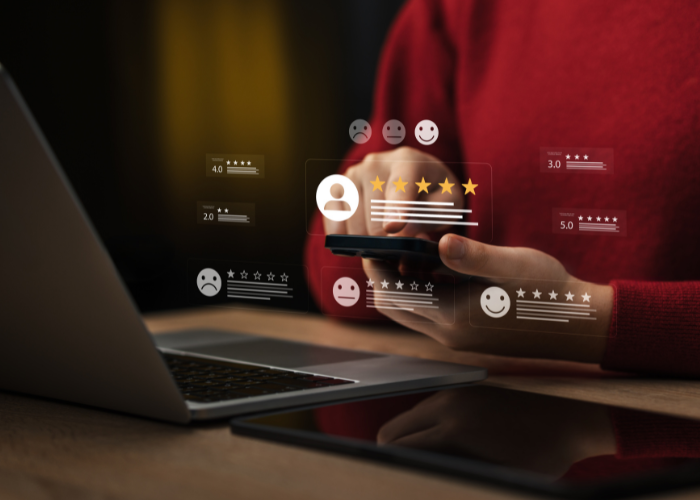 Persona monitoreando feedback digital desde su móvil.